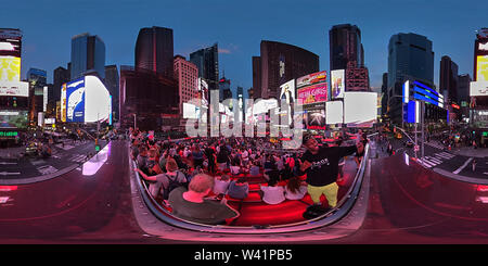 360 Grad Panorama Ansicht von 360 Panorama der Times Square in New York in der Dämmerung mit Tourist, der selfies Mittelrahmen.