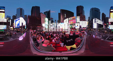 360 Grad Panorama Ansicht von 360 Panorama der Times Square in New York in der Dämmerung mit Tourist, der selfies Mittelrahmen.