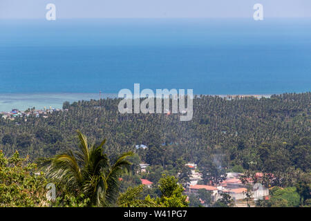 Palmen, Dschungel und Meer von einem Hügel auf Koh Samui Insel gesehen Stockfoto