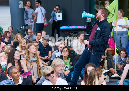 Ein Sprecher Adressierung der Masse zu einem Aussterben Rebellion Protest außerhalb der City Hall, London, Großbritannien, am 18. Juli 2019 Stockfoto