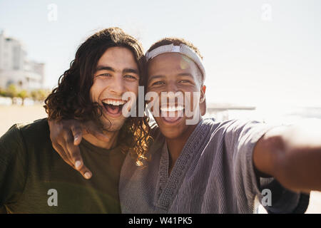 Zwei gemischte Rasse männliche Freunde selfie außerhalb nehmen an einem Sommertag. Fröhliche Freunde machen eine selfie im Freien. Stockfoto