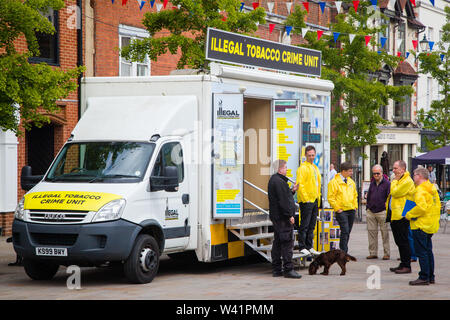 Der Rat der Grafschaft Oxfordshire mobile illegalen Tabak Crime Unit van Ausstellen in Henley-on-Thames Town Center Stockfoto