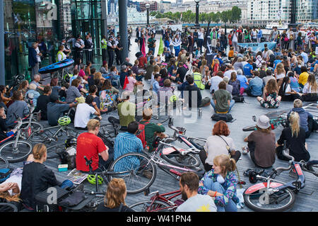 Aussterben Rebellion Klimawandel Demonstranten hören zu reden vor dem Eingang zum Rathaus, London, Großbritannien, am 18. Juli 2019 Stockfoto