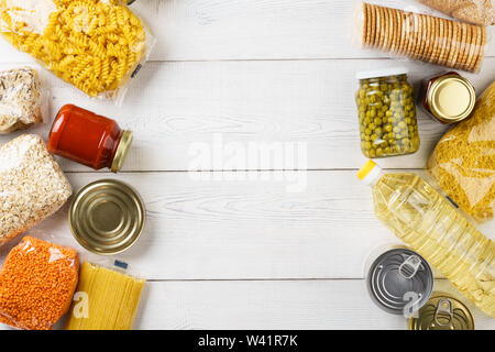 Eingestellt von rohem Getreide, Körner, Teigwaren und Konserven auf einem weißen Tisch. Kopieren Sie Platz. Flach. Stockfoto