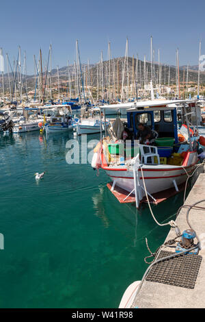 Boote im Hafen von Agios Nikolaos - Kreta, Griechenland Stockfoto