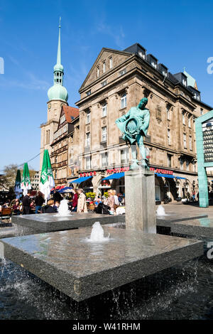 Dortmund, Deutschland: Blaeserbrunnen (Hupe Gebläse Brunnen) auf dem "Alten Markt" mit der Adler Apotheke und die Evangelische Kirche St. Reinoldi im Hintergrund. - - - Dortmund: Blaeserbrunnen auf dem 'Alter Markt' mit der Adler Apotheke und der evangelischen Stadtkirche St. Reinoldi im Hintergrund. Stockfoto