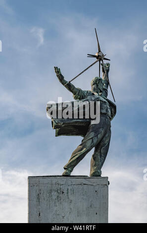 Zwei sowjetischen Statuen die Jungen Pioniere stehen auf zwei moderne Treppe Pavillons, verwendet, um den Fluss Ufer zu gehen. Stockfoto