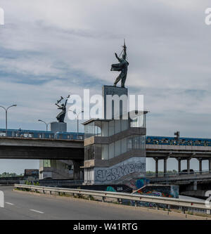 Zwei sowjetischen Statuen die Jungen Pioniere stehen auf zwei moderne Treppe Pavillons, verwendet, um den Fluss Ufer zu gehen. Stockfoto