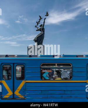 Zwei sowjetischen Statuen die Jungen Pioniere stehen auf zwei moderne Treppe Pavillons, verwendet, um den Fluss Ufer zu gehen. Stockfoto