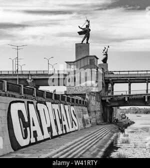 Zwei sowjetischen Statuen die Jungen Pioniere stehen auf zwei moderne Treppe Pavillons, verwendet, um den Fluss Ufer zu gehen. Stockfoto