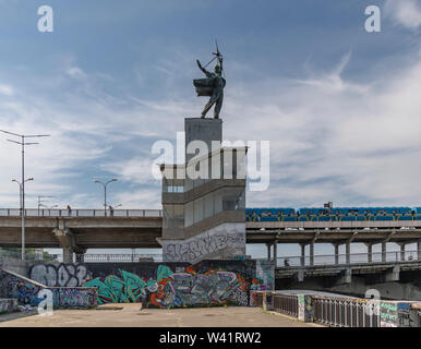 Zwei sowjetischen Statuen die Jungen Pioniere stehen auf zwei moderne Treppe Pavillons, verwendet, um den Fluss Ufer zu gehen. Stockfoto