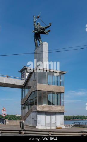 Zwei sowjetischen Statuen die Jungen Pioniere stehen auf zwei moderne Treppe Pavillons, verwendet, um den Fluss Ufer zu gehen. Stockfoto