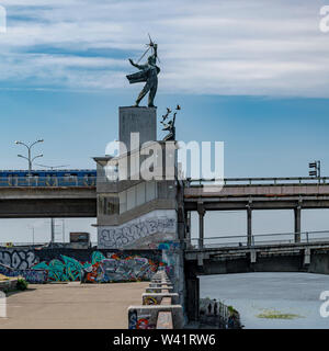 Zwei sowjetischen Statuen die Jungen Pioniere stehen auf zwei moderne Treppe Pavillons, verwendet, um den Fluss Ufer zu gehen. Stockfoto