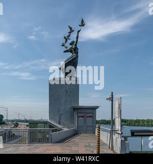 Zwei sowjetischen Statuen die Jungen Pioniere stehen auf zwei moderne Treppe Pavillons, verwendet, um den Fluss Ufer zu gehen. Stockfoto