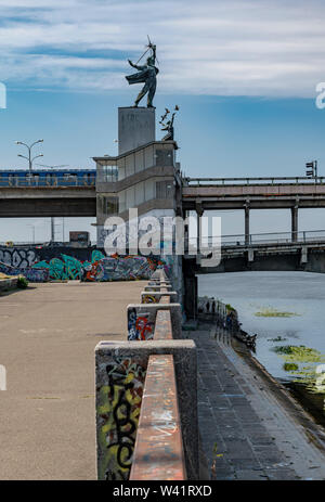 Zwei sowjetischen Statuen die Jungen Pioniere stehen auf zwei moderne Treppe Pavillons, verwendet, um den Fluss Ufer zu gehen. Stockfoto