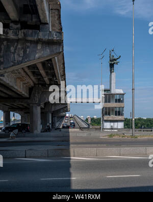 Zwei sowjetischen Statuen die Jungen Pioniere stehen auf zwei moderne Treppe Pavillons, verwendet, um den Fluss Ufer zu gehen. Stockfoto