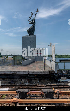 Zwei sowjetischen Statuen die Jungen Pioniere stehen auf zwei moderne Treppe Pavillons, verwendet, um den Fluss Ufer zu gehen. Stockfoto