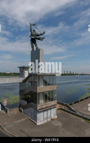 Zwei sowjetischen Statuen die Jungen Pioniere stehen auf zwei moderne Treppe Pavillons, verwendet, um den Fluss Ufer zu gehen. Stockfoto