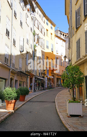 GRASSE, Frankreich-21 Apr 2018 - Blick auf die Stadt Grasse, Provence, Frankreich, für seine Blumen und Parfüm Fabriken bekannt. Stockfoto