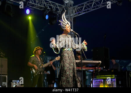 Dawn Joseph mit MF Roboter auf der Bühne 2, Öffnung der Musik für Tag 1, der OnBlackheath Music Festival 2019 Stockfoto