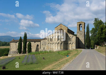 Italien, Toskana, Pratovecchio, die Kirche von San Pietro a Romena ist ein katholischer Ort der Anbetung, die am Fuße der Burg Romena Stadt Pratovecchio. Stockfoto