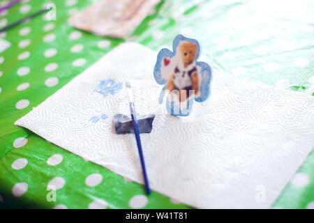 Pinsel und crafting-Vorräte auf dem Tisch in einer Werkstatt. Stockfoto