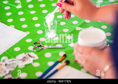 Kinder Hände machen Kunstwerke mit Holz und Farbe Handwerk. Workplace und Handwerk Decoupage Stockfoto