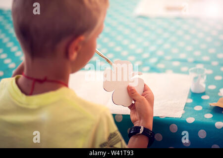 Kinder Hände machen Kunstwerke mit Holz und Farbe Handwerk. Workplace und Handwerk Decoupage Stockfoto