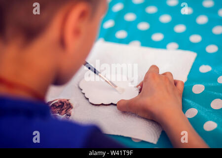 Kinder Hände machen Kunstwerke mit Holz und Farbe Handwerk. Workplace und Handwerk Decoupage Stockfoto