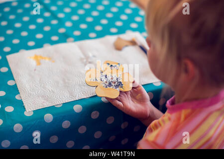 Kinder Hände machen Kunstwerke mit Holz und Farbe Handwerk. Workplace und Handwerk Decoupage Stockfoto