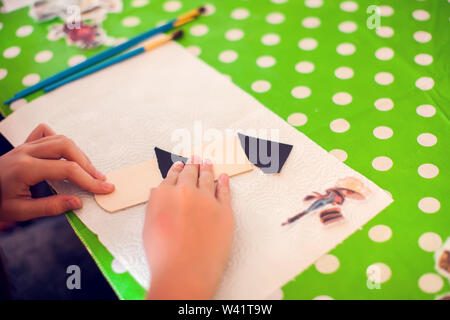 Kinder Hände machen Kunstwerke mit Holz und Farbe Handwerk. Workplace und Handwerk Decoupage Stockfoto