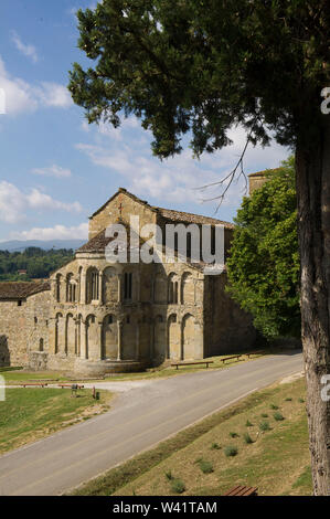 Italien, Toskana, Pratovecchio, die Kirche von San Pietro a Romena ist ein katholischer Ort der Anbetung, die am Fuße der Burg Romena Stadt Pratovecchio. Stockfoto