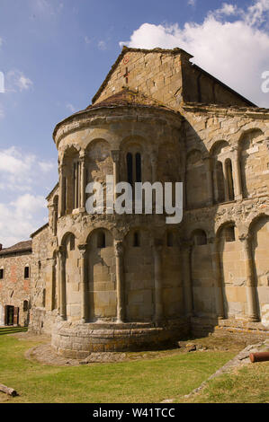 Italien, Toskana, Pratovecchio, die Kirche von San Pietro a Romena ist ein katholischer Ort der Anbetung, die am Fuße der Burg Romena Stadt Pratovecchio. Stockfoto