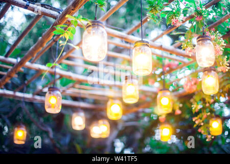 Viele moderne und industrielle Stil Lampen an der Decke outdoor. Hellen Hintergrund Stockfoto