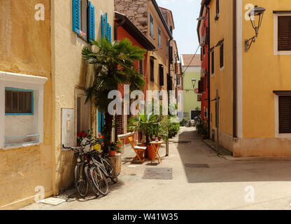 Straßenszene mit Fahrrädern und Häusern, Novigrad, Istrien, Kroatien Stockfoto