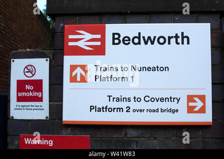 Zeichen außerhalb Bedworth Bahnhof, Warwickshire, England, Großbritannien Stockfoto