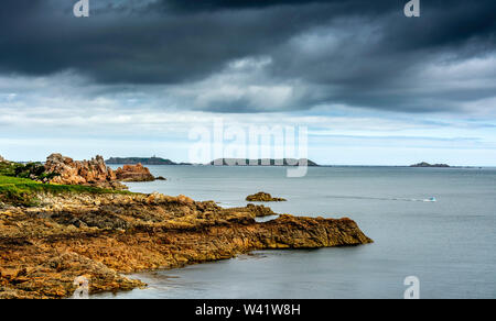Ploumanach, riesige Felsen an der Cote De Granit Rose pink, Cotes-d'Armor, Bretagne, Frankreich Stockfoto