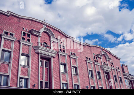 Red Brick klassische Fassade des Bürogebäudes gegen den blauen Himmel Stockfoto