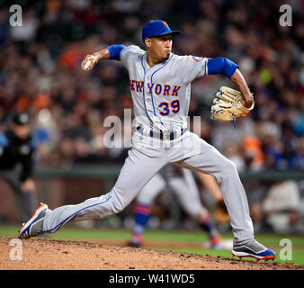 San Francisco, Kalifornien, USA. 18 Juli, 2019. New York Mets Entlastung Krug Edwin Diaz (39) wirft bei einem MLB Baseball Spiel zwischen den New York Mets und die San Francisco Giants bei Oracle Park in San Francisco, Kalifornien. Valerie Shoaps/CSM/Alamy leben Nachrichten Stockfoto