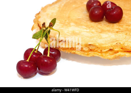 Pfannkuchen zum Frühstück mit Kirschen Beeren isoliert auf weißem Stockfoto