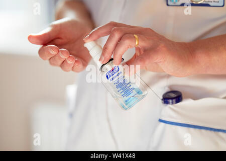 Krankenschwester Hautreinigung Hände Stockfoto