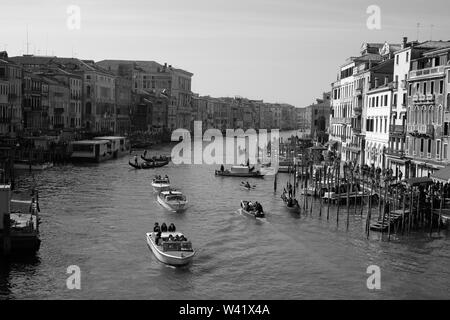 Venedig Kanäle Atmosphäre mit Gondel Boote und Touristen Menschen in Schwarz und Weiß, Italien Stockfoto