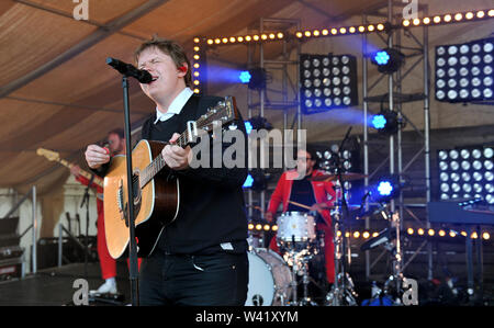 Lewis Capaldi durchführen auf der Bühne an der Scheune auf dem Bauernhof Musikfestival an über Farm, Gloucester, Gloucestershire Stockfoto