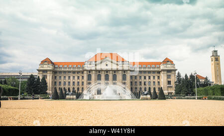 Fassade der Universität Debrecen Hauptgebäude mit Springbrunnen Stockfoto