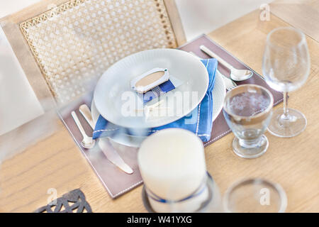 Bunte Fläche mit Designs, starke keramische Platten in der Nähe, in der Nähe von Löffel und Messer, schön eingerichtet Esstisch für Abendessen, Restaurant von Apartment Zimmer Stockfoto