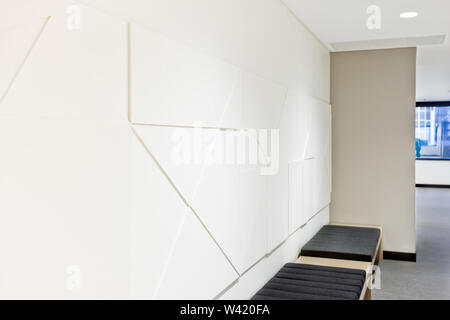 Kreative Wand Kunst Design Close über Stühle in einem modernen Zimmer mit leuchten auf Stockfoto