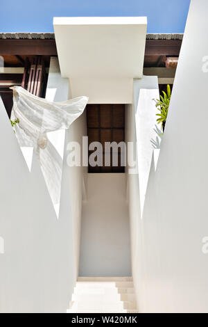Weiße Wände und Treppen führen zu den Eingang von luxuriösen Haus oder Hotel Stockfoto