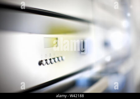 Moderne herd Bedienfeld Tasten auf der Unterseite in der Nähe in einem luxuriösen Haus Küche, der Hintergrund ist unscharf Stockfoto