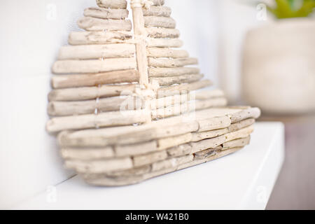 Holz- stick Schiff Klein, bis auf die unscharfen schließen Zähler in einem Innenraum eines modernen Hauses, die Wand rack Holding die Geschenkartikel Stockfoto