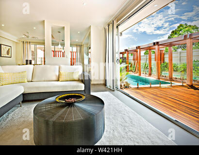 Modernes Haus mit einer Runde Stuhl auf dem Boden Stockfoto